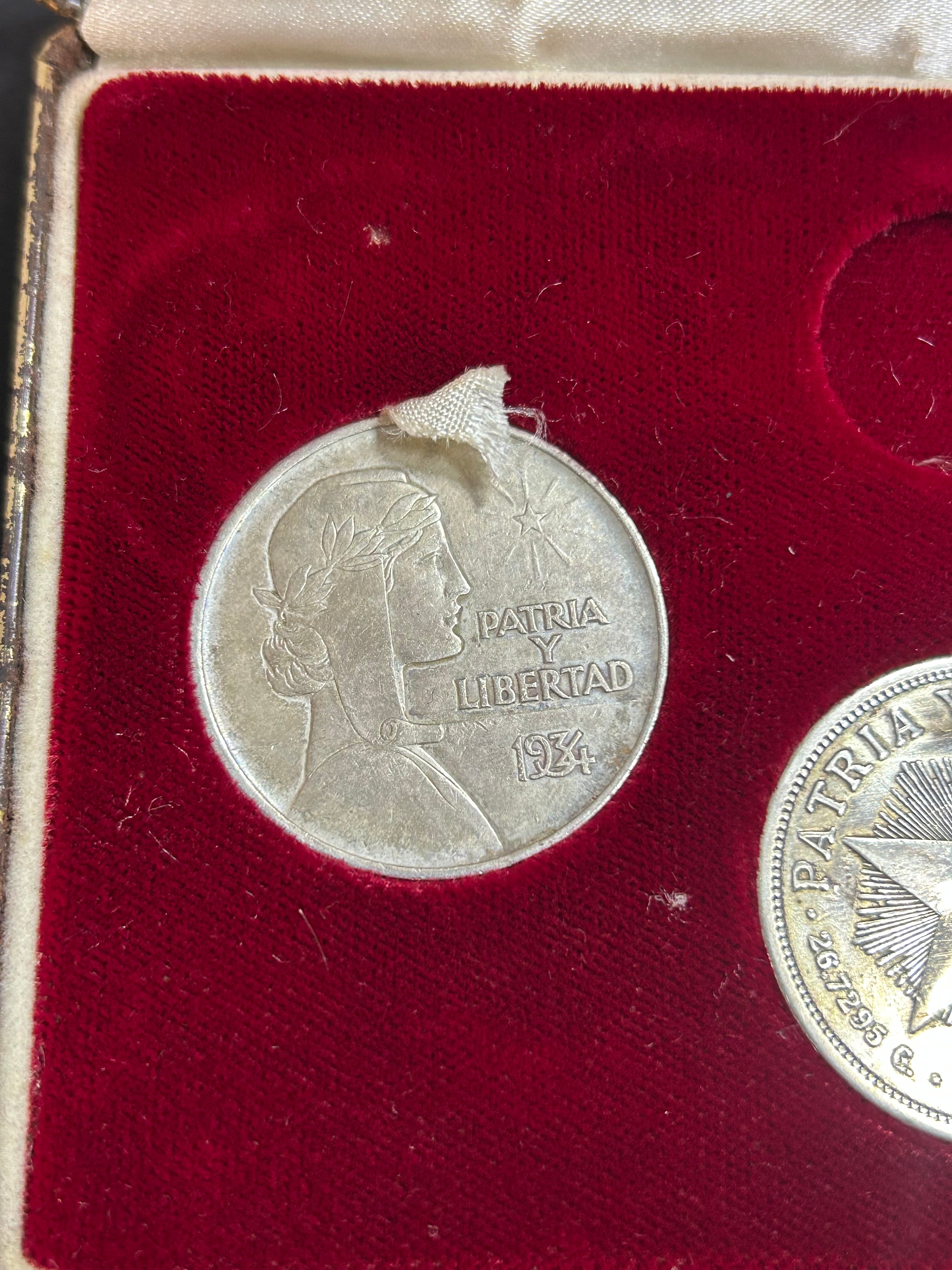 Set de los Tres Pesos Históricos de la Isla 16-34-53