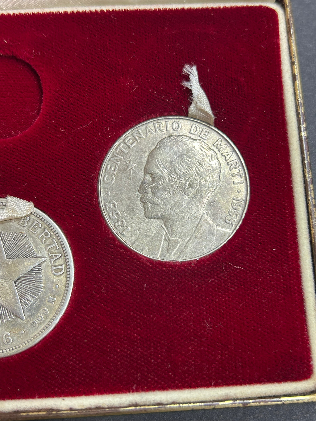 Set de los Tres Pesos Históricos de la Isla 16-34-53