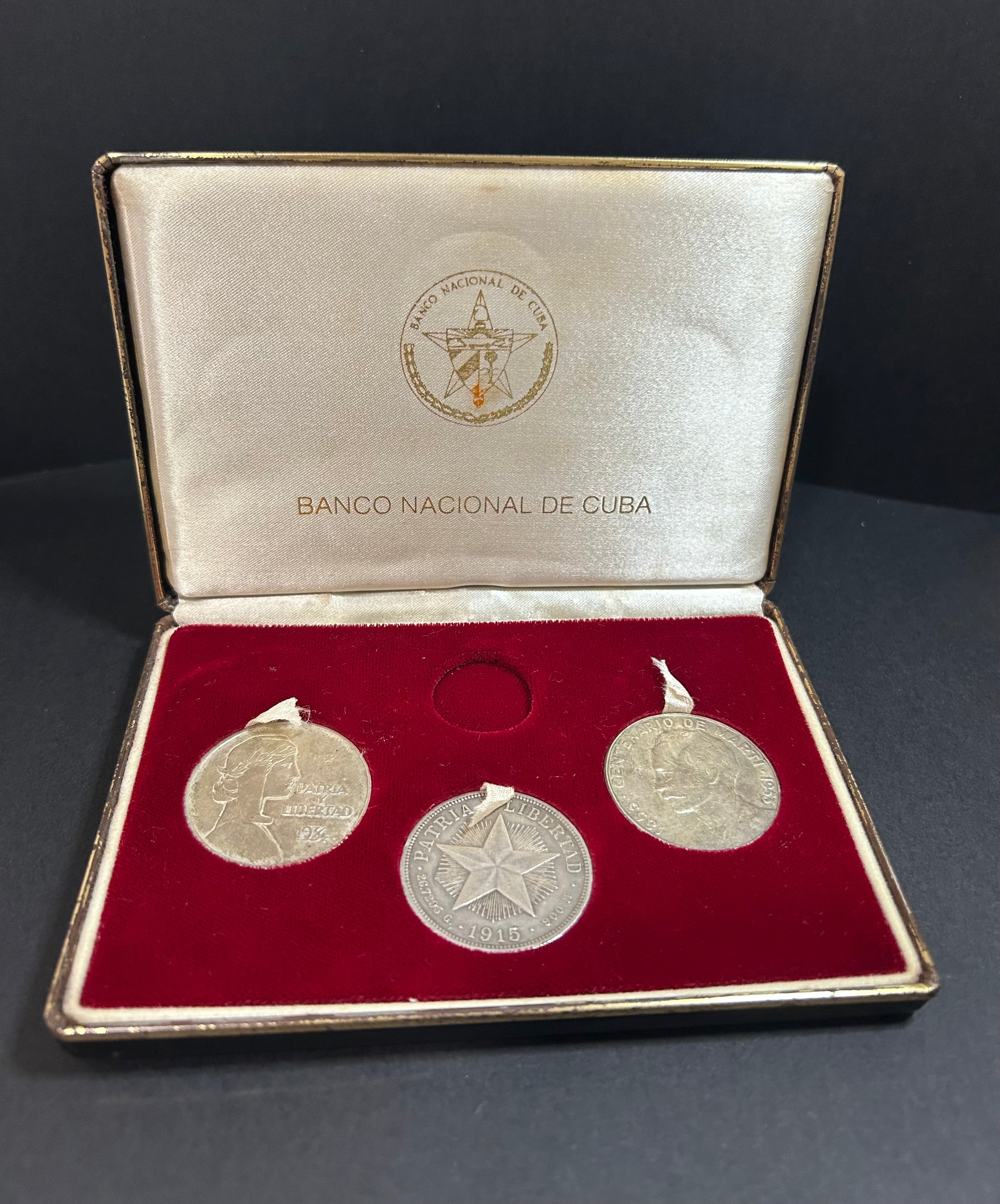 Set de los Tres Pesos Históricos de la Isla 15-34-53