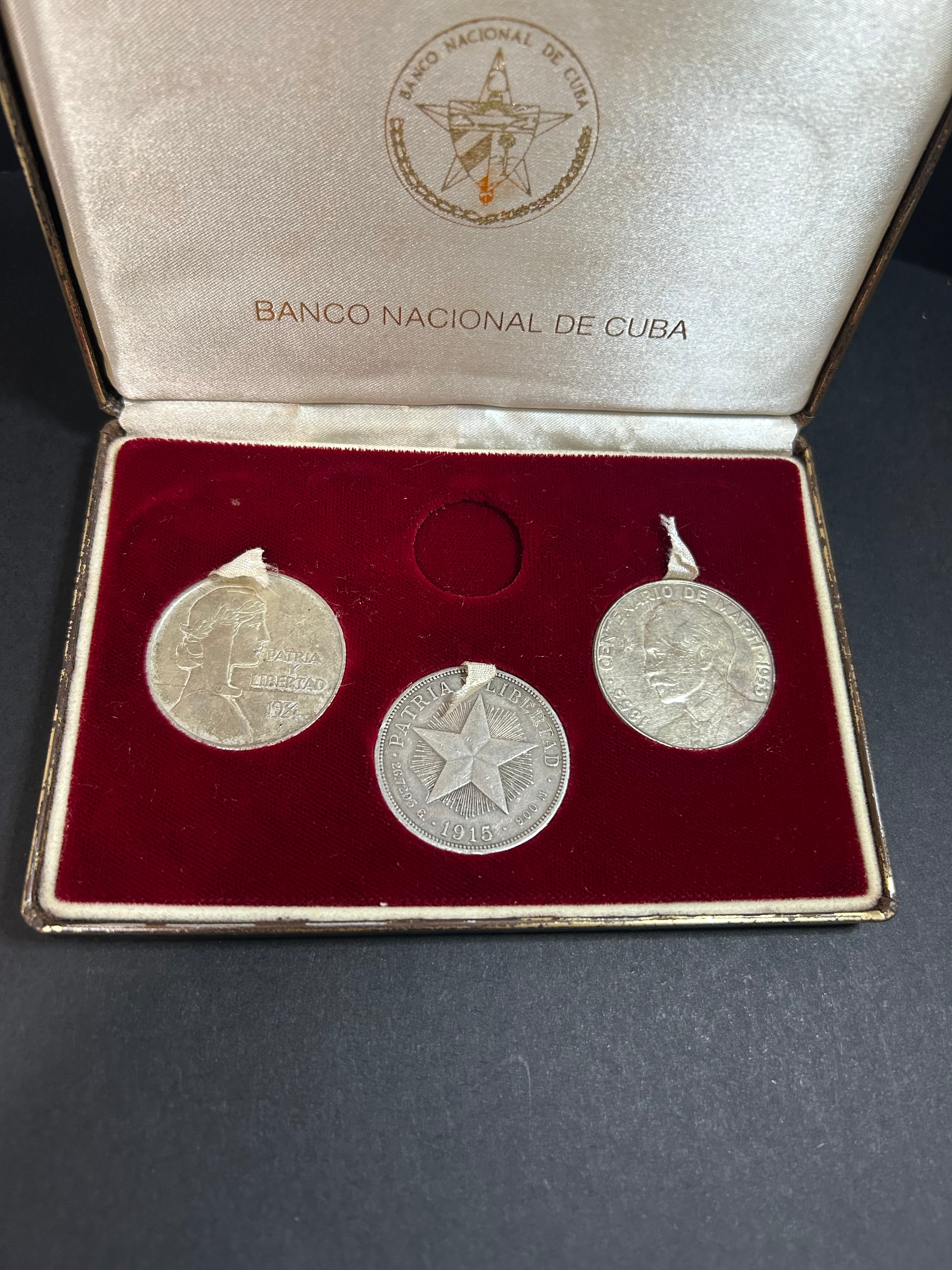 Set de los Tres Pesos Históricos de la Isla 15-34-53